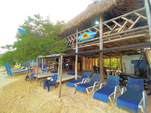 布兰卡滩Posada Shekinah Barú的一组椅子坐在海滩上