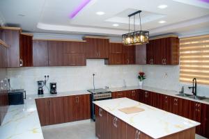 Η κουζίνα ή μικρή κουζίνα στο NearEden elegant Home