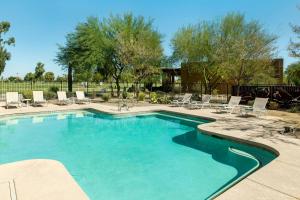 Bazén v ubytování Four Points by Sheraton at Phoenix Mesa Gateway Airport nebo v jeho okolí