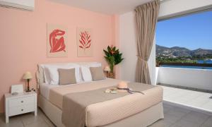 Giường trong phòng chung tại Horizon, Coastal Penthouse