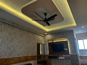 a ceiling with a ceiling fan in a room at Hotels7Apple in Mahoba