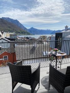 eine Terrasse mit zwei Stühlen und einem Tisch auf einem Balkon in der Unterkunft CityLake G23 Apartments mit kostenlosem Parkgaragen-Stellplatz !! in Gmunden