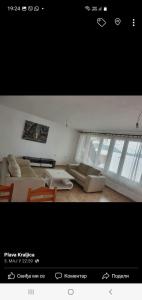 una imagen de una sala de estar con sofá y sillas en Vikendica Emily, en Kovin