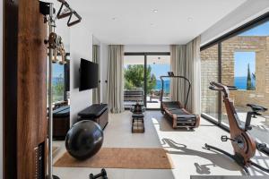 Televiisor ja/või meelelahutuskeskus majutusasutuses Deluxe Villa Nitia with 4 bedrooms 550m from sandy beach