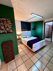 Una cama o camas en una habitación de Hostal La Paz & Love Guadalajara