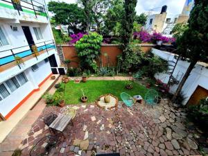 Un jardín fuera de Hostal La Paz & Love Guadalajara
