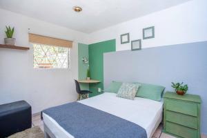 Una cama o camas en una habitación de Hostal La Paz & Love Guadalajara