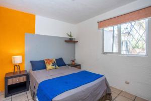 Una cama o camas en una habitación de Hostal La Paz & Love Guadalajara