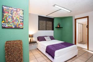 Una cama o camas en una habitación de Hostal La Paz & Love Guadalajara