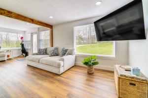 TV a/nebo společenská místnost v ubytování Peaceful Home with Patio on 30 Acres in Coxs Creek!