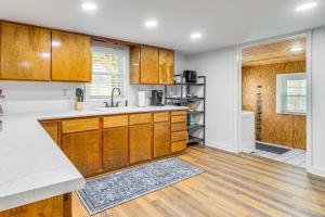 Kuchyň nebo kuchyňský kout v ubytování Peaceful Home with Patio on 30 Acres in Coxs Creek!