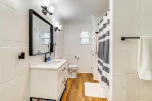 Koupelna v ubytování Peaceful Home with Patio on 30 Acres in Coxs Creek! + 18 fotografií