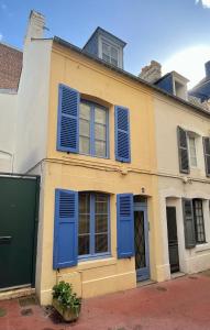 une maison jaune avec volets bleus dans l'établissement Maison - 3 chambres - 50 m de la plage, à Trouville-sur-Mer 3 autres photos