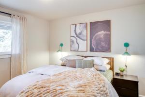 un dormitorio con una cama y una ventana en Family Home 6 Mi to Dtwn CDA Lake and Sunset Views!, en Coeur d'Alene