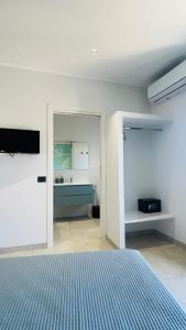トロペアにあるTeresa Apartment & Roomの白いベッドルーム(ベッド1台、バスルーム付)