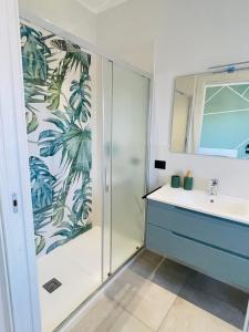トロペアにあるTeresa Apartment & Roomのシャワーと洗面台付きのバスルーム