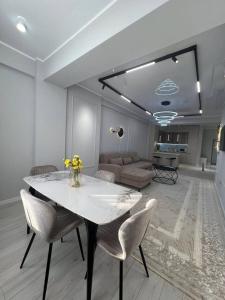 Χώρος καθιστικού στο Victory apartment near GUM-TSUM +9 φωτογραφίες