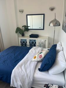 Postel nebo postele na pokoji v ubytování Luxury in Little Italy 2 Bedroom Private Balcony