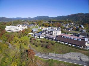 eine Luftansicht einer Stadt mit Straße und Gebäuden in der Unterkunft Natural Farm City Noen Hotel - Vacation STAY 78834v in Chichibu