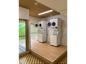 ein Zimmer mit drei Waschmaschinen in einem Zimmer in der Unterkunft Natural Farm City Noen Hotel - Vacation STAY 78834v in Chichibu
