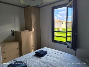ein Schlafzimmer mit einem Bett und einem Fenster in der Unterkunft cottage Landes entre terre et ocean in Saubrigues + 11 Fotos