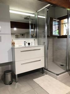 滨海苏拉克Résidence La Grande Combe - 009 - Magnifique villa avec piscine dans quartier résidentiel MAE-4501的带淋浴和白色盥洗盆的浴室