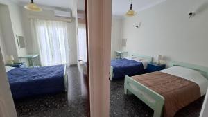 Postel nebo postele na pokoji v ubytování Antonys Apartment Sea View II (1st floor)