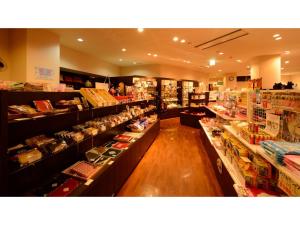 川尻にあるHotel Grand Mer Sankaiso - Vacation STAY 69638vの展示品が多数並ぶ店