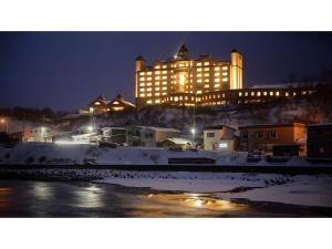 川尻にあるHotel Grand Mer Sankaiso - Vacation STAY 69638vの大きな建物は夜にライトアップされる