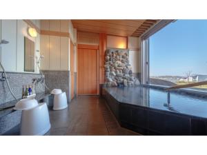 川尻にあるHotel Grand Mer Sankaiso - Vacation STAY 69630vのバスルーム(バスタブ、スイミングプール付)