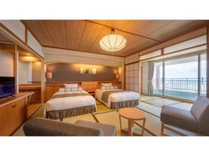 川尻にあるHotel Grand Mer Sankaiso - Vacation STAY 69630vのベッド2台とバルコニーが備わるホテルルームです。