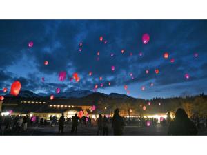 柏崎市にあるTAKAYANAGI JONNOBI VILLAGE - Vacation STAY 72807vの空を飛ぶ人々