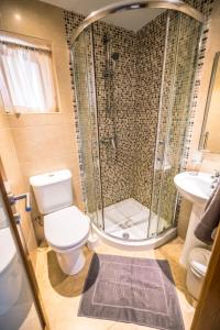 een badkamer met douche, toilet en wastafel bij Caqsi Farmhouse in Kerċem +14 foto's