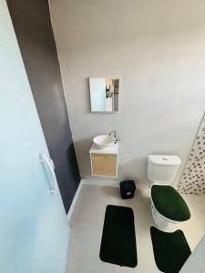 Ένα μπάνιο στο Edícula Privativa e Confortável de Fácil Acesso - Retiro VR RJ