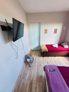 Μια τηλεόραση ή/και κέντρο ψυχαγωγίας στο Edícula Privativa e Confortável de Fácil Acesso - Retiro VR RJ