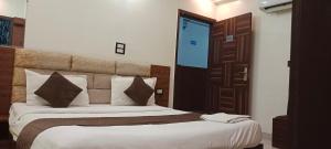 Postel nebo postele na pokoji v ubytování Hotel Bharat Stay A Family Hotel - Delhi Airport