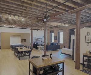 Area soggiorno di Brick City Loft