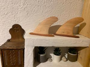 a shelf with two wooden cutting boards and potted plants at Appartement 300m de la plage in Seignosse +11 photos