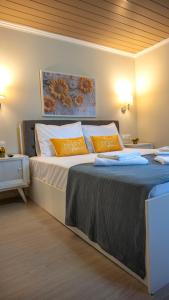 a bedroom with a large bed with orange pillows at Villa Melissa in Portianón