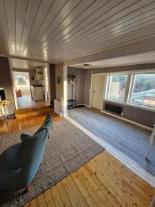 sala de estar con sofá sobre alfombra en Stugan Hultet, en Hjälteby