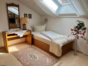 オーベルストドルフにあるFerienhaus Marga - Charmantes Haus mitten in Oberstdorf mit Bergbahn unlimitedの小さなベッドルーム(ベッド1台、天窓付)