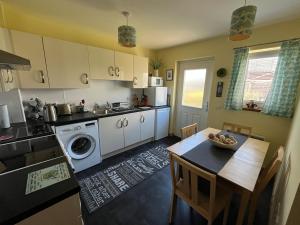 Η κουζίνα ή μικρή κουζίνα στο Home from home - 19 Pickaquoy Drive, Kirkwall