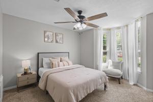a bedroom with a bed and a ceiling fan at Woodbridge Bungalow - Private Villa Near IAH - Pool in Houston +28 photos