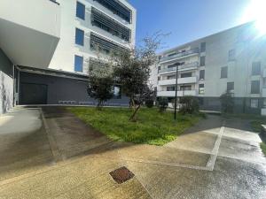 an empty parking lot in front of a building at Appartement T3 Curistes in Dax