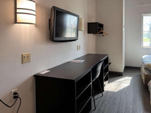 TV a/nebo společenská místnost v ubytování Motel 6-Joliet, IL - Chicago - I-55