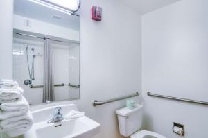 Koupelna v ubytování Motel 6-Joliet, IL - Chicago - I-55