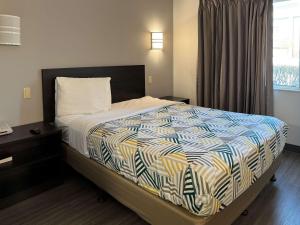 Postel nebo postele na pokoji v ubytování Motel 6-Joliet, IL - Chicago - I-55