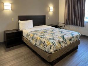 Postel nebo postele na pokoji v ubytování Motel 6-Joliet, IL - Chicago - I-55