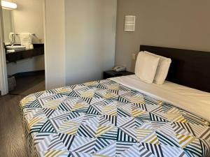 Postel nebo postele na pokoji v ubytování Motel 6-Joliet, IL - Chicago - I-55