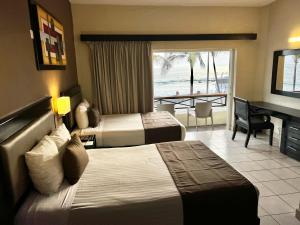 pokój hotelowy z dwoma łóżkami i widokiem na ocean w obiekcie Hotel La Siesta Malecón w mieście Mazatlán
